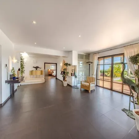 Azura 5 Bedroom In A Private