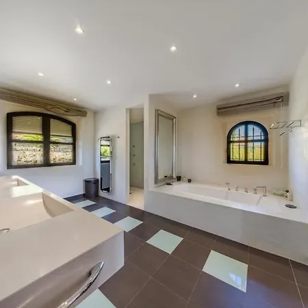 Azura 5 Bedroom In A Private *